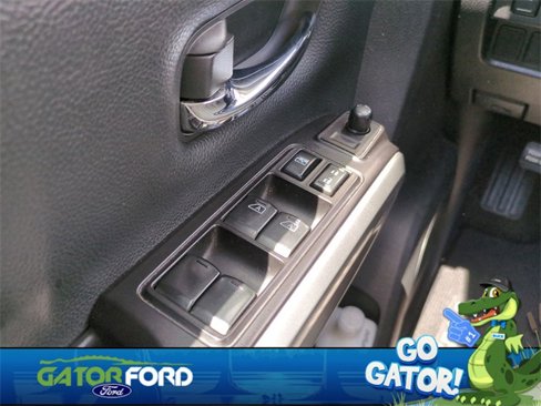 Used 2020 Nissan Titan SV w/ Accessory Utility Package image 22