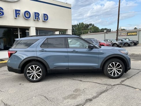 Used 2025 Ford Explorer ST-Line image 2