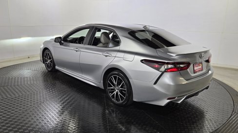 Used 2023 Toyota Camry SE image 5