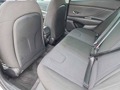 Certified 2025 Hyundai Elantra SE image 18