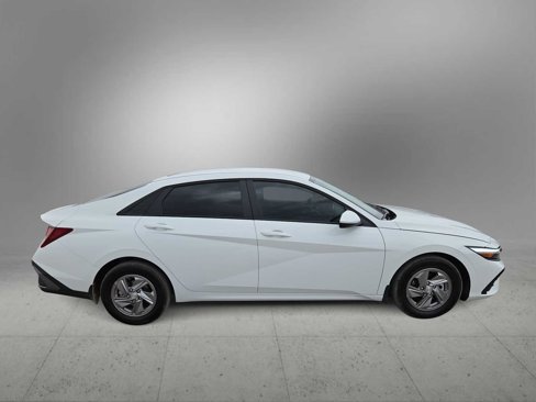 Certified 2025 Hyundai Elantra SE image 9