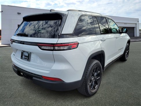 Used 2024 Jeep Grand Cherokee Altitude image 4
