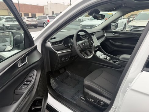 Used 2023 Jeep Grand Cherokee Laredo X image 9
