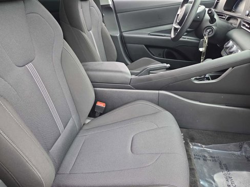 Certified 2025 Hyundai Elantra SE image 21