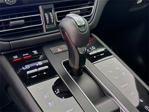 Certified 2024 Porsche Macan image 14