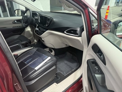 Used 2023 Chrysler Pacifica Touring-L image 13