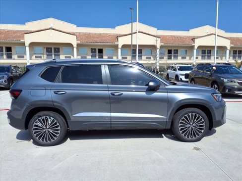 New 2025 Volkswagen Taos SE image 4