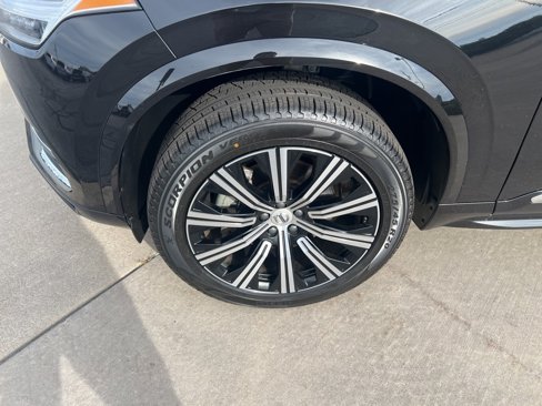 Certified 2025 Volvo XC90 B5 Core image 9