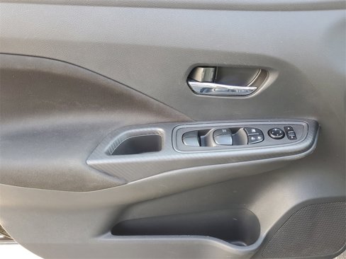 Used 2021 Nissan Versa SV image 11