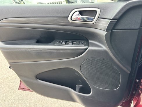 Used 2019 Jeep Grand Cherokee Laredo w/ Laredo X Package image 12