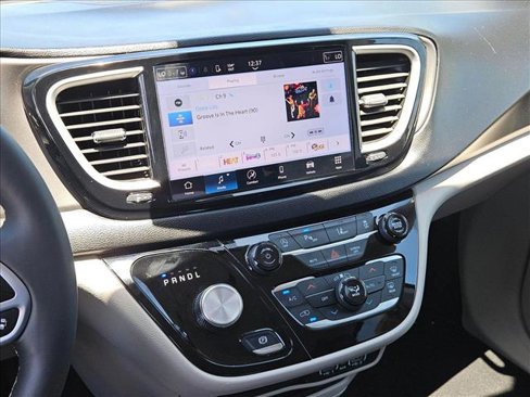 Used 2024 Chrysler Pacifica Touring-L image 14
