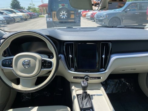 Used 2020 Volvo S60 T5 Momentum image 7