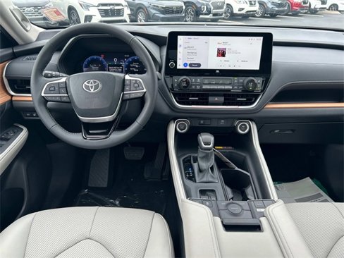 Used 2025 Toyota Grand Highlander FWD image 17