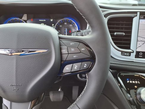 New 2026 Chrysler Pacifica Limited image 14