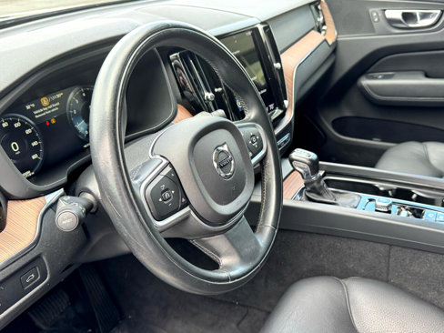 Used 2021 Volvo XC60 T5 Momentum w/ Premium Package image 9