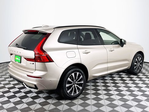 Used 2025 Volvo XC60 B5 Plus image 10