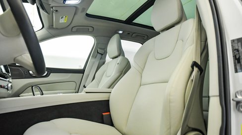 Certified 2025 Volvo XC60 T8 Plus w/ Protection Package Premier image 19
