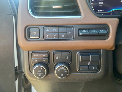 Used 2022 Chevrolet Suburban High Country image 15