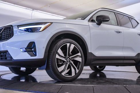 Certified 2025 Volvo XC40 B5 Ultra w/ Climate Package image 9