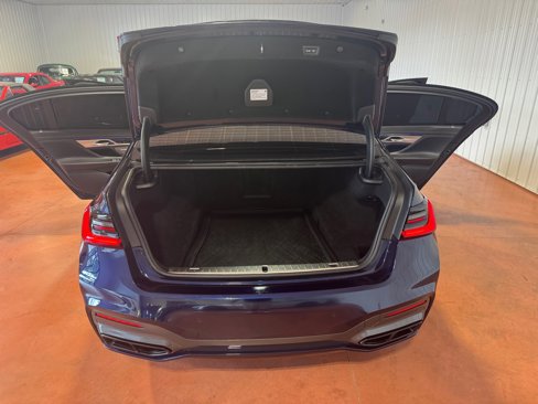 Used 2021 BMW 750i xDrive w/ Executive Package image 41