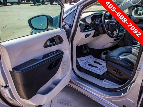 Used 2021 Chrysler Pacifica Touring-L image 23