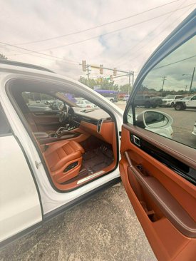Used 2022 Porsche Cayenne w/ Premium Package image 20