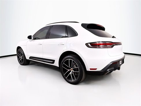 Certified 2024 Porsche Macan image 3
