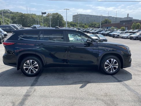 Used 2023 Toyota Highlander XLE image 7