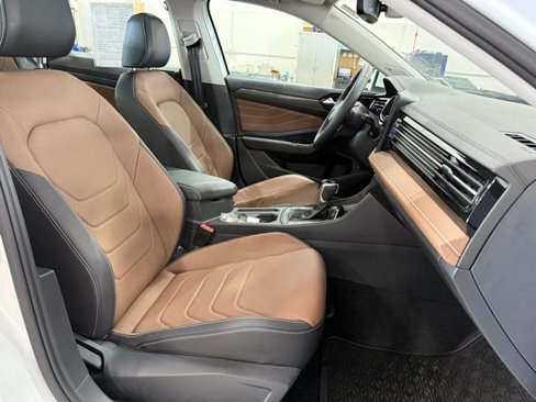 Certified 2025 Volkswagen Jetta SEL image 23