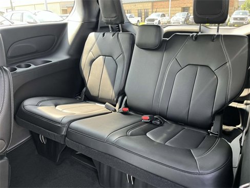 New 2025 Chrysler Pacifica Select image 13