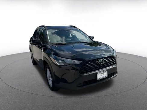 Used 2025 Toyota Corolla Cross LE image 3