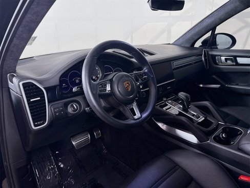 Certified 2023 Porsche Cayenne Turbo S image 4