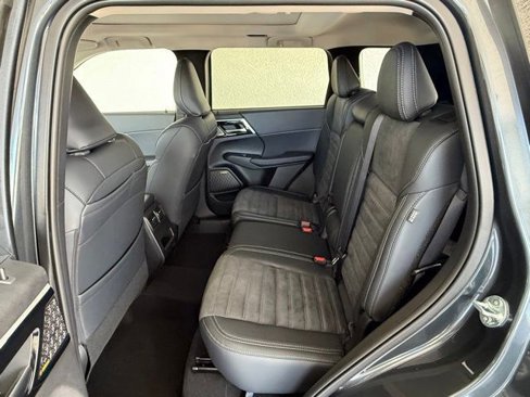 New 2025 Mitsubishi Outlander SE image 13