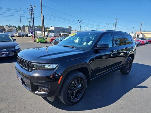 Used 2024 Jeep Grand Cherokee L Laredo image 3