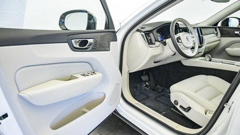 Certified 2025 Volvo XC60 T8 Plus w/ Protection Package Premier image 21