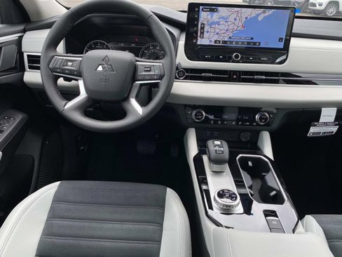 New 2025 Mitsubishi Outlander AWD image 9