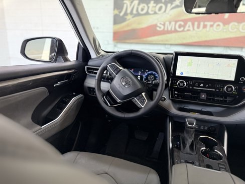 Used 2024 Toyota Highlander Limited image 25