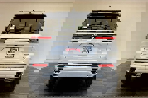 New 2025 Jeep Grand Cherokee Summit image 3