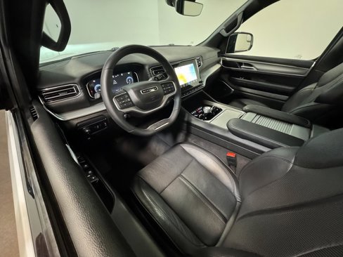 Used 2024 Jeep Wagoneer Series II w/ Convenience Group I image 2