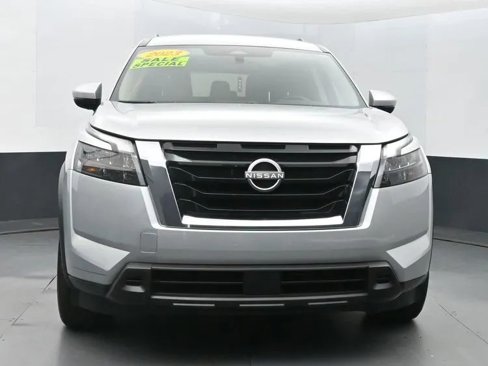 Used 2023 Nissan Pathfinder SV image 3