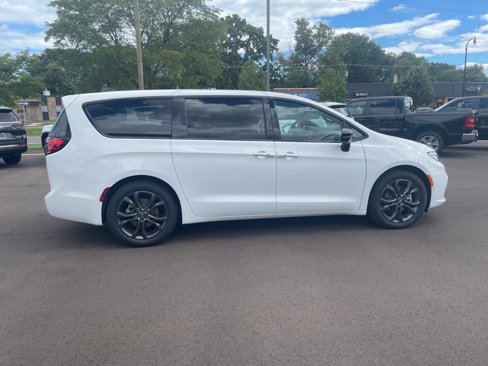 New 2026 Chrysler Pacifica Select image 8