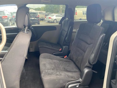 Used 2019 Dodge Grand Caravan SE w/ UConnect Hands-Free Group image 10