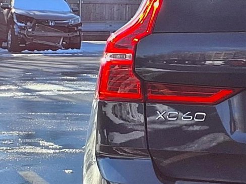Used 2022 Volvo XC60 B5 Momentum w/ Climate Package image 10