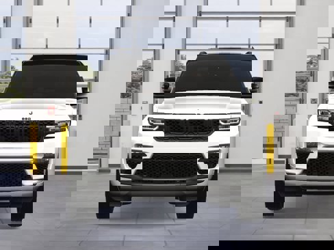 New 2025 Jeep Grand Cherokee Summit image 9