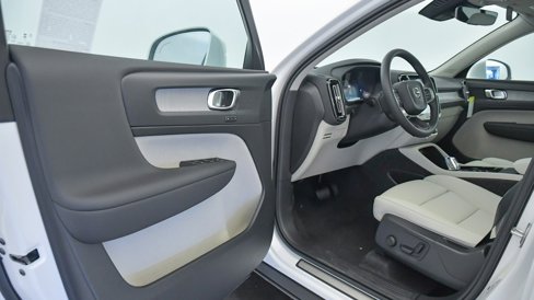New 2025 Volvo XC40 B5 Plus w/ Protection Package Premier image 22