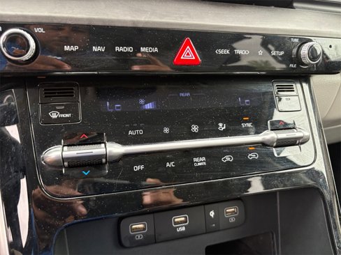 Used 2024 Kia Carnival EX image 29