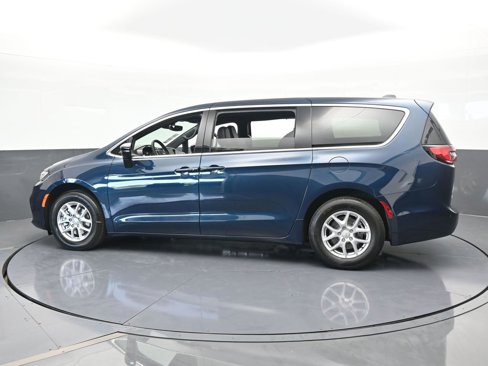 New 2025 Chrysler Pacifica Select image 3