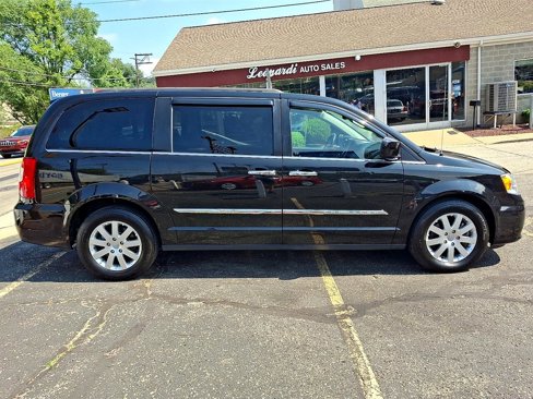 Used 2016 Chrysler Town & Country Touring image 7