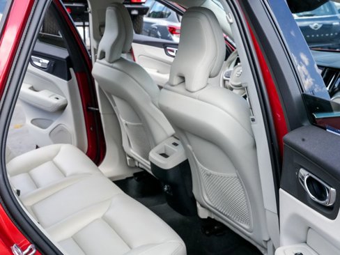Used 2019 Volvo XC60 T6 Momentum w/ Multimedia Package image 20
