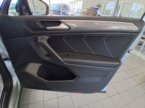 Used 2022 Volkswagen Tiguan SE R-Line image 26